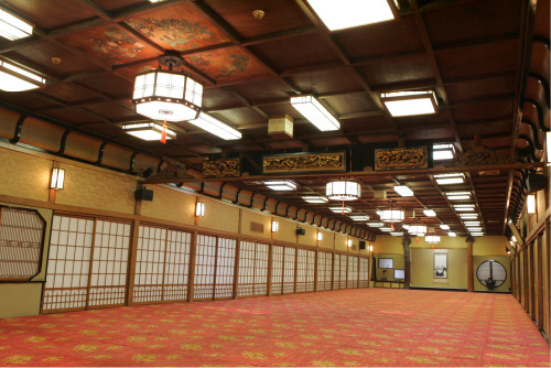 ⻄洋料理の「⽇進館」